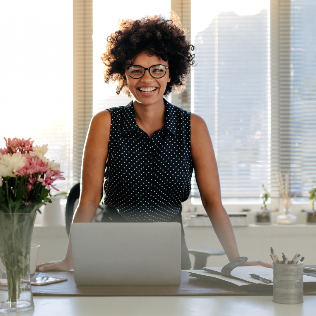 Women at her computer smiling